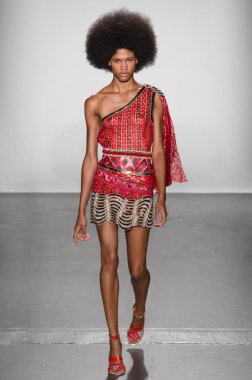 New York, Ny - 08 Eylül 2018: Venissa Bruce New York moda haftası sırasında Custo Barcelona bahar yaz 2019 defile pist yürür