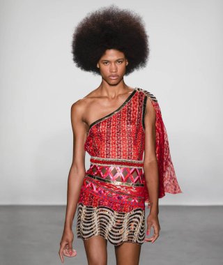 New York, Ny - 08 Eylül 2018: Venissa Bruce New York moda haftası sırasında Custo Barcelona bahar yaz 2019 defile pist yürür