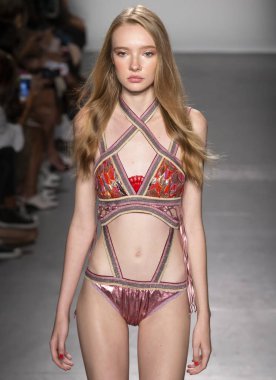 New York, Ny - 08 Eylül 2018: pist Custo Barcelona bahar yaz 2019 moda New York moda haftası sırasında göstermek bir model yürür.