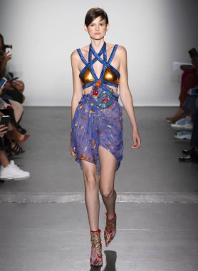 New York, Ny - 08 Eylül 2018: pist Custo Barcelona bahar yaz 2019 moda New York moda haftası sırasında göstermek bir model yürür.