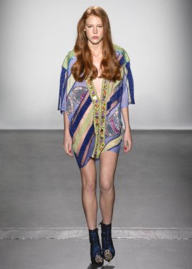 New York, Ny - 08 Eylül 2018: pist Custo Barcelona bahar yaz 2019 moda New York moda haftası sırasında göstermek bir model yürür.