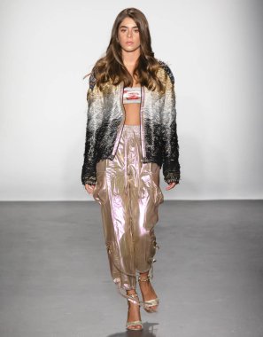 New York, Ny - 08 Eylül 2018: pist Custo Barcelona bahar yaz 2019 moda New York moda haftası sırasında göstermek bir model yürür.