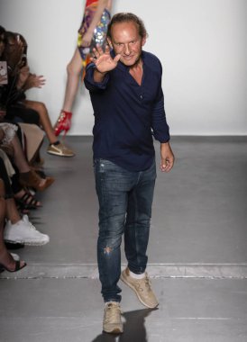 New York, Ny - 08 Eylül 2018: pist Custo Barcelona bahar yaz 2019 moda New York moda haftası sırasında göstermek Tasarımcı Custo Quebradillas yürür