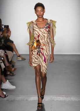 New York, Ny - 08 Eylül 2018: pist Custo Barcelona bahar yaz 2019 moda New York moda haftası sırasında göstermek bir model yürür.