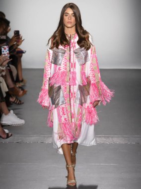 New York, Ny - 08 Eylül 2018: pist Custo Barcelona bahar yaz 2019 moda New York moda haftası sırasında göstermek bir model yürür.