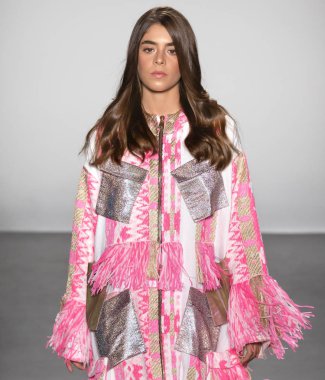 New York, Ny - 08 Eylül 2018: pist Custo Barcelona bahar yaz 2019 moda New York moda haftası sırasında göstermek bir model yürür.