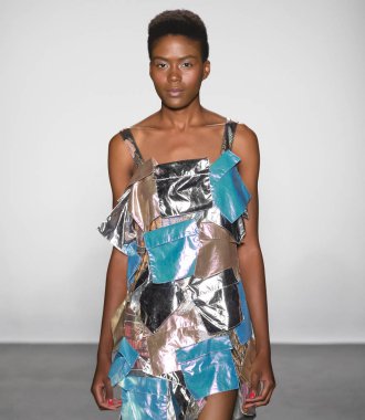 New York, Ny - 08 Eylül 2018: pist Custo Barcelona bahar yaz 2019 moda New York moda haftası sırasında göstermek Rufane Tomas yürür