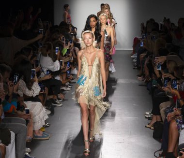 New York, Ny - 08 Eylül 2018: Modelleri yürüyüş New York moda haftası sırasında Custo Barcelona bahar yaz 2019 defile pist