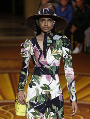 New York, Ny - 08 Eylül 2018: Monica Tomas New York moda haftası sırasında Christian Siriano bahar yaz 2019 defile pist yürür