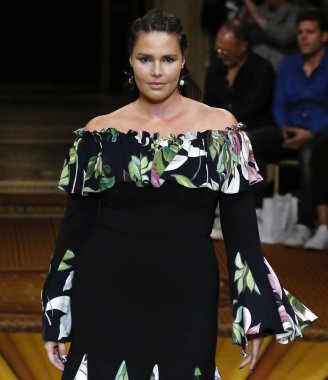 New York, Ny - 08 Eylül 2018: Candice Huffine New York moda haftası sırasında Christian Siriano bahar yaz 2019 defile pist yürür