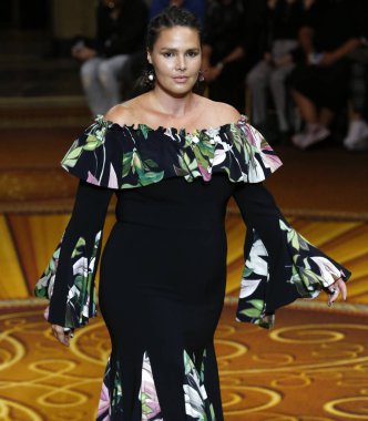 New York, Ny - 08 Eylül 2018: Candice Huffine New York moda haftası sırasında Christian Siriano bahar yaz 2019 defile pist yürür