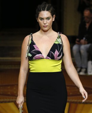 New York, Ny - 08 Eylül 2018: Ali Tate New York moda haftası sırasında Christian Siriano bahar yaz 2019 defile pist yürür