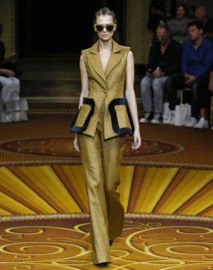 New York, Ny - 08 Eylül 2018: Christian Siriano bahar yaz 2019 moda pist göster New York moda haftası sırasında Alena Frolova yürür