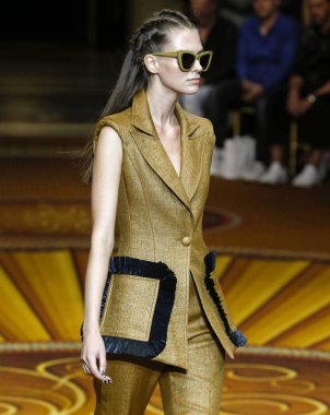 New York, Ny - 08 Eylül 2018: Christian Siriano bahar yaz 2019 moda pist göster New York moda haftası sırasında Alena Frolova yürür