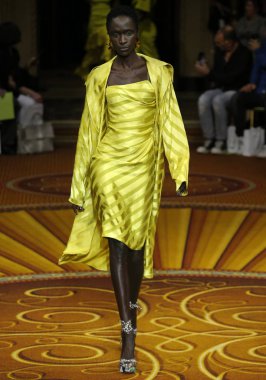 New York, Ny - 08 Eylül 2018: Christian Siriano bahar yaz 2019 moda pist New York moda haftası sırasında göstermek Ya Jagne yürür