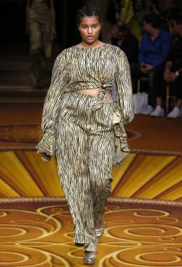 New York, Ny - 08 Eylül 2018: Hayley Foster, New York moda haftası sırasında Christian Siriano bahar yaz 2019 defile pist yürür