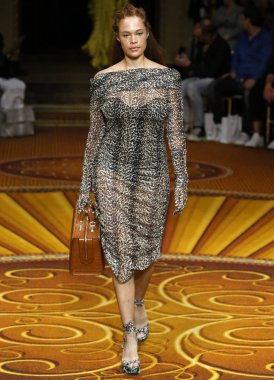 New York, Ny - 08 Eylül 2018: Christian Siriano bahar yaz 2019 moda pist göster New York moda haftası sırasında Sabina Karlsson yürür