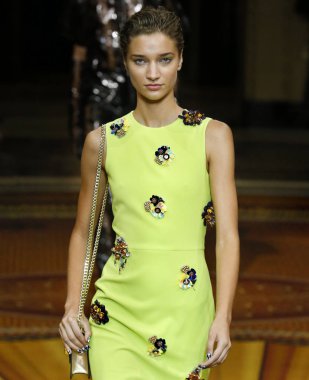 New York, Ny - 08 Eylül 2018: Christian Siriano bahar yaz 2019 moda pist göster New York moda haftası sırasında Sija Titko yürür