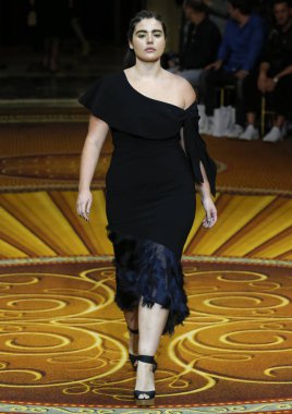 New York, Ny - 08 Eylül 2018: Christian Siriano bahar yaz 2019 moda pist göster New York moda haftası sırasında Georgina Burke yürür