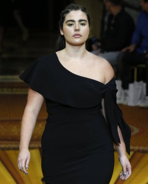 New York, Ny - 08 Eylül 2018: Christian Siriano bahar yaz 2019 moda pist göster New York moda haftası sırasında Georgina Burke yürür