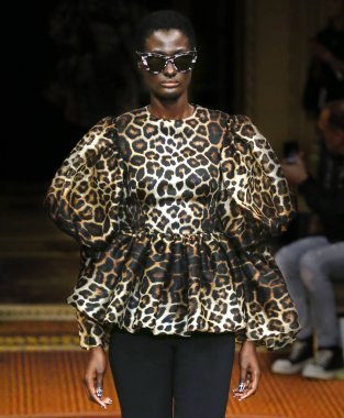 New York, Ny - 08 Eylül 2018: Christian Siriano bahar yaz 2019 moda pist göster New York moda haftası sırasında Nyara Abouch yürür