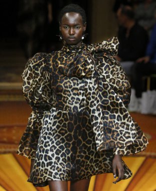New York, Ny - 08 Eylül 2018: Joony Kim New York moda haftası sırasında Christian Siriano bahar yaz 2019 defile pist yürür