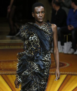 New York, Ny - 08 Eylül 2018: Christian Siriano bahar yaz 2019 moda pist göster New York moda haftası sırasında Münire Zulka yürür