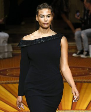 New York, Ny - 08 Eylül 2018: Christian Siriano bahar yaz 2019 moda pist göster New York moda haftası sırasında Marquita Pring yürür