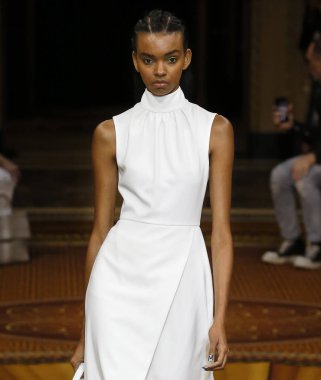 New York, Ny - 08 Eylül 2018: Christian Siriano bahar yaz 2019 moda pist göster New York moda haftası sırasında Djenice Duarte yürür