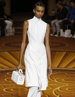 New York, Ny - 08 Eylül 2018: Christian Siriano bahar yaz 2019 moda pist göster New York moda haftası sırasında Djenice Duarte yürür