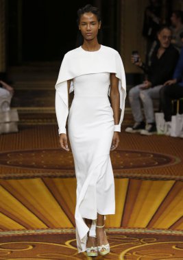 New York, Ny - 08 Eylül 2018: Christian Siriano bahar yaz 2019 moda pist göster New York moda haftası sırasında Ariela Soares yürür