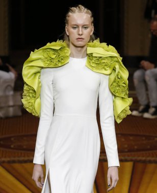 New York, Ny - 08 Eylül 2018: Christian Siriano bahar yaz 2019 moda pist göster New York moda haftası sırasında Rori Grenert yürür