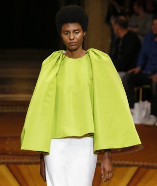 New York, Ny - 08 Eylül 2018: Christian Siriano bahar yaz 2019 moda pist göster New York moda haftası sırasında Roshni Copriz yürür