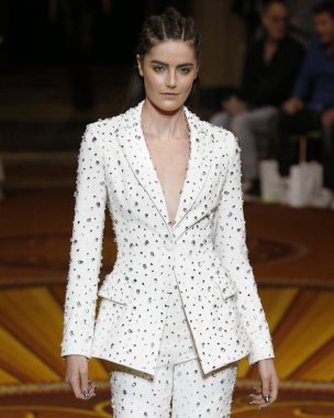 New York, Ny - 08 Eylül 2018: Christian Siriano bahar yaz 2019 moda pist göster New York moda haftası sırasında Daphne Velghe yürür