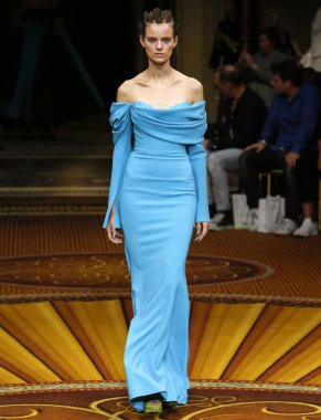 New York, Ny - 08 Eylül 2018: Christian Siriano bahar yaz 2019 moda pist göster New York moda haftası sırasında Maaike Klaasen yürür