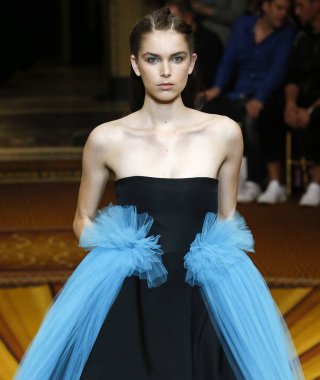 New York, Ny - 08 Eylül 2018: Christian Siriano bahar yaz 2019 moda pist göster New York moda haftası sırasında Sanne de Roo yürür