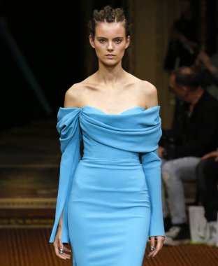 New York, Ny - 08 Eylül 2018: Christian Siriano bahar yaz 2019 moda pist göster New York moda haftası sırasında Maaike Klaasen yürür