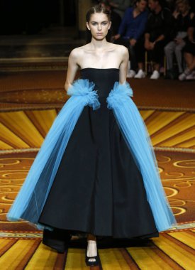 New York, Ny - 08 Eylül 2018: Christian Siriano bahar yaz 2019 moda pist göster New York moda haftası sırasında Sanne de Roo yürür