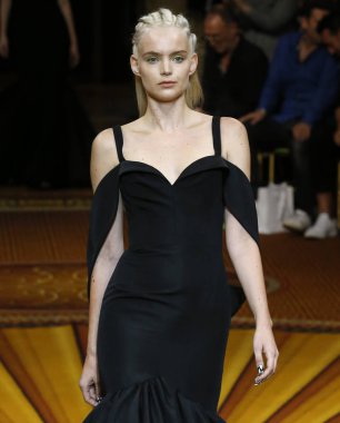 New York, Ny - 08 Eylül 2018: Christian Siriano bahar yaz 2019 moda pist göster New York moda haftası sırasında Svea Berlie yürür