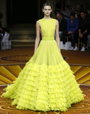 New York, Ny - 08 Eylül 2018: Daniela Aciu New York moda haftası sırasında Christian Siriano bahar yaz 2019 defile pist yürür