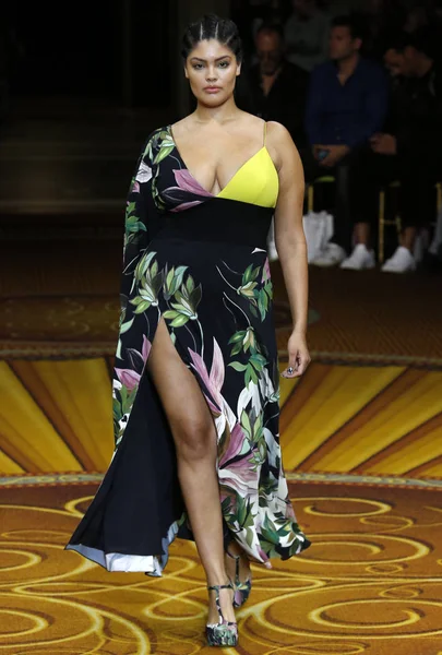 Nueva York Septiembre 2018 Jocelyn Corona Camina Por Pasarela Desfile —  Fotos de Stock