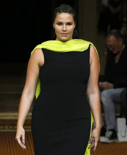 Nueva York Septiembre 2018 Candice Huffine Camina Por Pasarela Desfile —  Fotos de Stock