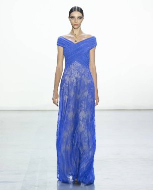 New York, Ny - 06 Eylül 2018: Tadashi Shoji bahar yaz 2019 moda pist göster New York moda haftası sırasında Larissa Marchiori yürür