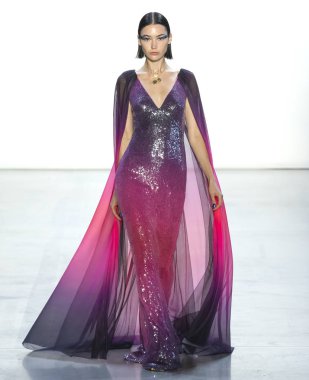 New York, Ny - 06 Eylül 2018: Tadashi Shoji bahar yaz 2019 moda pist göster New York moda haftası sırasında Saida Valieva yürür