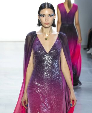 New York, Ny - 06 Eylül 2018: Tadashi Shoji bahar yaz 2019 moda pist göster New York moda haftası sırasında Saida Valieva yürür