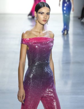 New York, Ny - 06 Eylül 2018: Tadashi Shoji bahar yaz 2019 moda pist göster New York moda haftası sırasında Tatia Akhalaia yürür