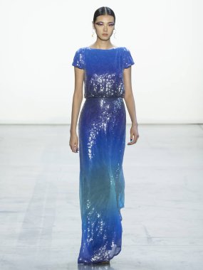 New York, Ny - 06 Eylül 2018: Tadashi Shoji bahar yaz 2019 moda pist göster New York moda haftası sırasında Chen Siqi yürür