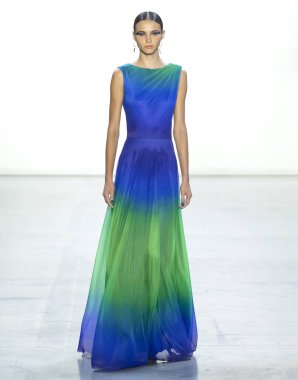 New York, Ny - 06 Eylül 2018: Tadashi Shoji bahar yaz 2019 moda pist göster New York moda haftası sırasında irfan Varga yürür