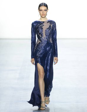 New York, Ny - 06 Eylül 2018: Tadashi Shoji bahar yaz 2019 moda pist göster New York moda haftası sırasında Emilli CESTARI yürür