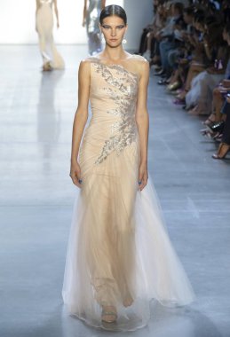 New York, Ny - 06 Eylül 2018: Tadashi Shoji bahar yaz 2019 moda pist göster New York moda haftası sırasında Magdalena Chachlica yürür